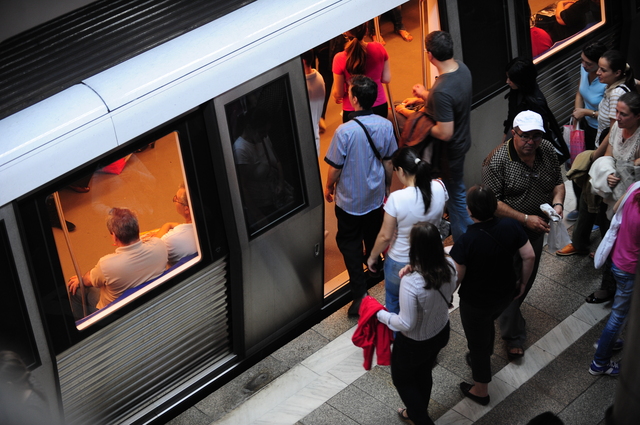 (Ne)reguli de civilizatie in autobuz tramvai si metrou - Romania 2010