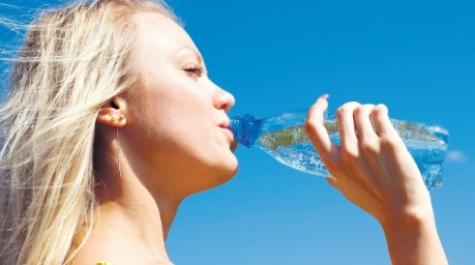 Provocare: bea fara efort 8 pahare cu apa pe zi!